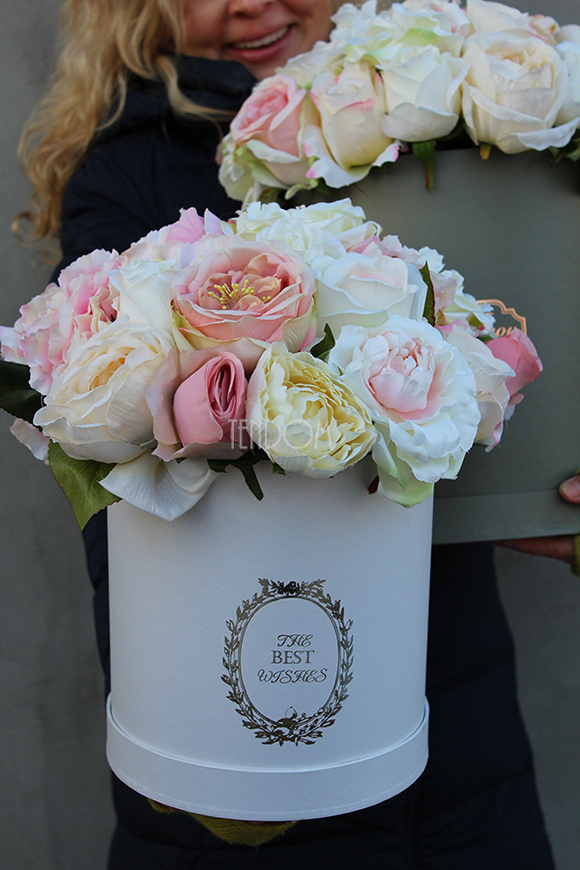 kompozycja kwiatowa / bukiet Flowerbox Maria Antonina White wys.36cm
