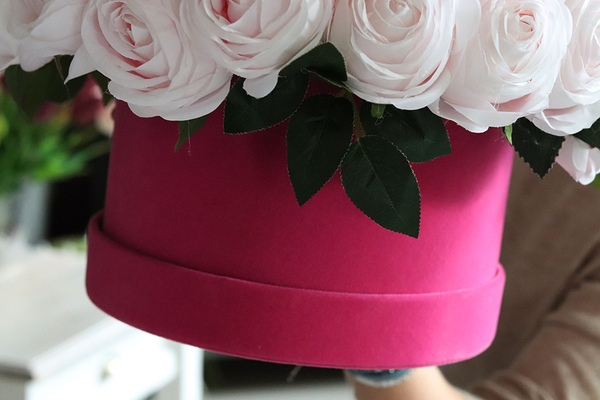 Aksamit, flowerbox welurowy z różami, wys.36cm