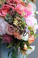 Abella Cinderella, kompozycja kwiatowa w biało-srebrnej misie, wym.50x62cm