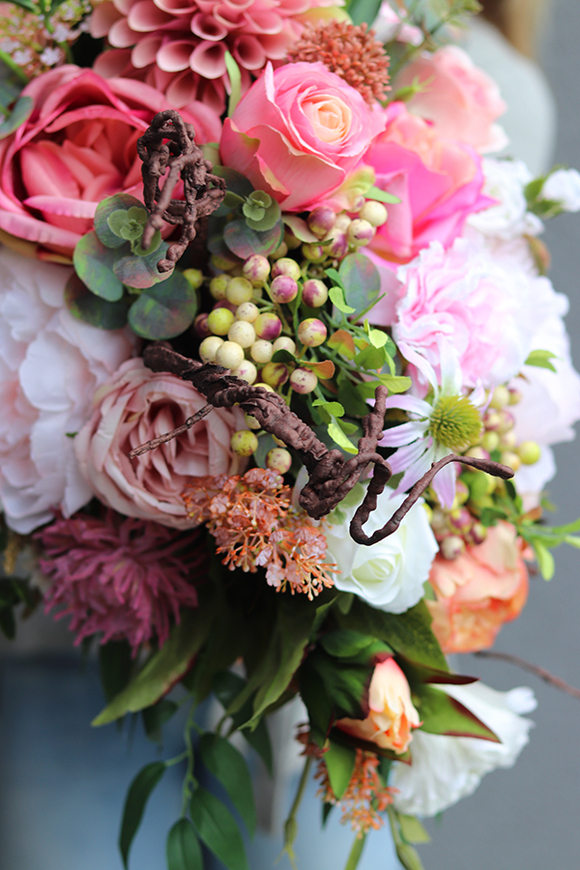 Abella Cinderella, kompozycja kwiatowa w biało-srebrnej misie, wym.50x62cm