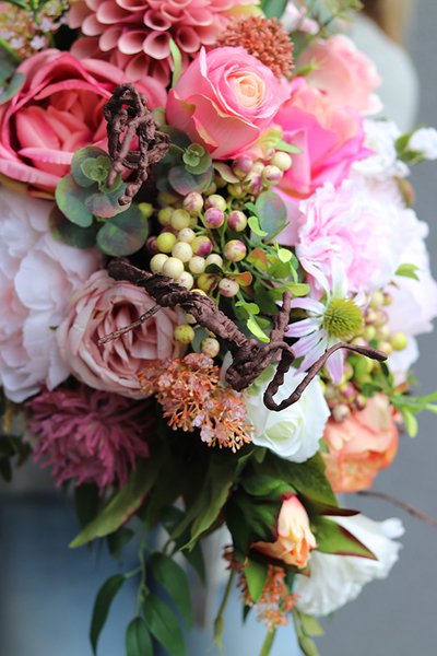 Abella Cinderella, kompozycja kwiatowa w biało-srebrnej misie, wym.50x62cm