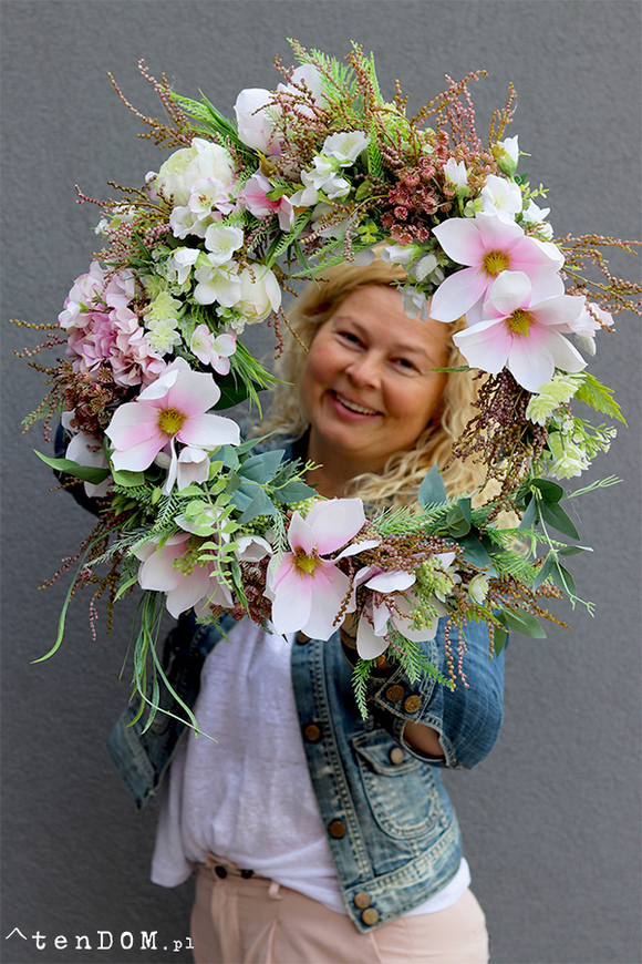 atrakcyjny wianek kwiatowy z magnolią, Barcelitta Subtelle, śr.58cm