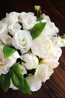 bogaty kosz z białymi różami Romance wys.26cm