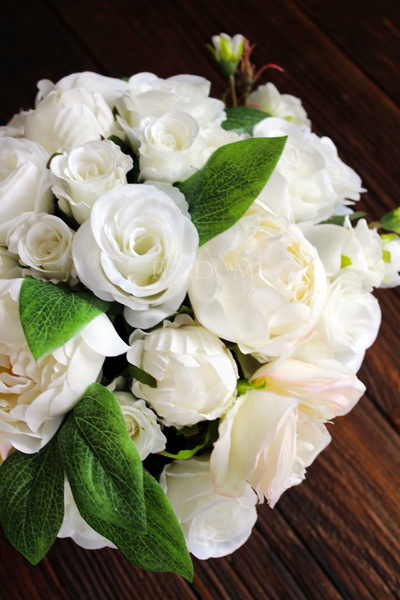 bogaty kosz z białymi różami Romance wys.26cm