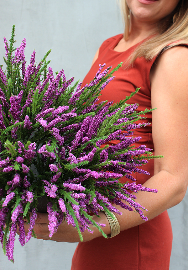 Wrzosy, kompozycja kwiatowa w ceramicznej kwadratowej donicy, wys.33cm   