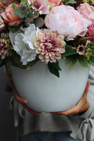 Abella Cinderella, kompozycja kwiatowa w biało-srebrnej misie, wym.50x62cm