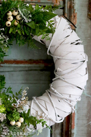 Abril, biały asymetryczny wianek, śr.38cm