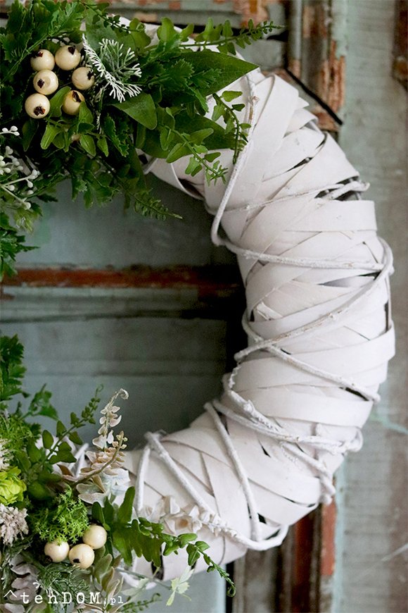 Abril, biały asymetryczny wianek, śr.38cm