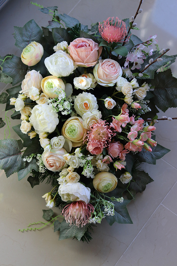 bogata wiosenna kompozycja / wiązanka nagrobna, Pianolla, dł.73cm