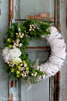 Abril, biały asymetryczny wianek, śr.38cm