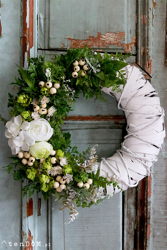 Abril, biały asymetryczny wianek, śr.38cm