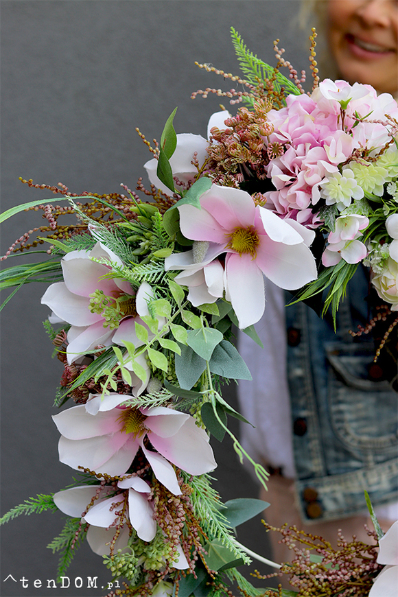 atrakcyjny wianek kwiatowy z magnolią, Barcelitta Subtelle, śr.58cm