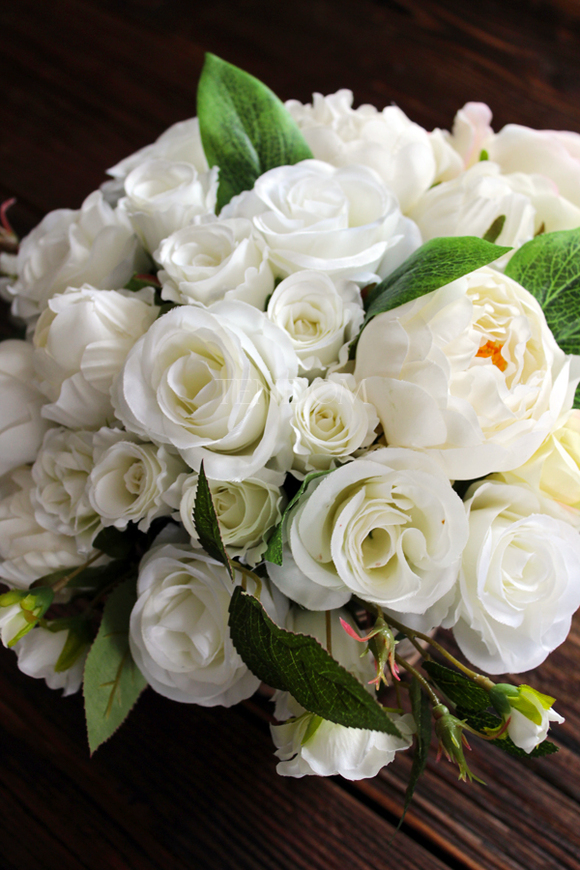 bogaty kosz z białymi różami Romance wys.26cm