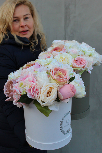 kompozycja kwiatowa / bukiet Flowerbox Maria Antonina White wys.36cm