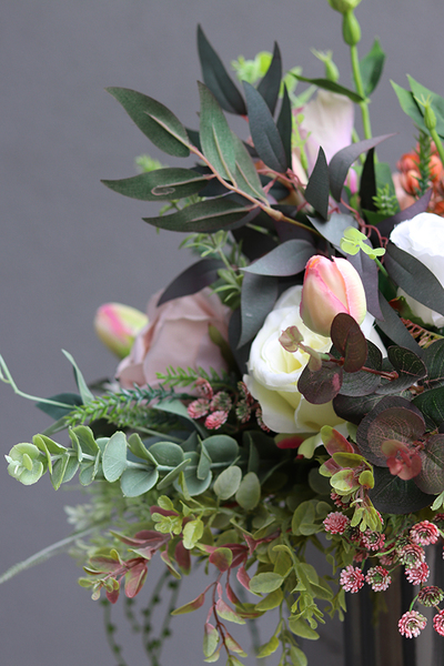 Figaro Silver, efektowna kompozycja kwiatowa w lustrzanym wazonie, wys.54cm