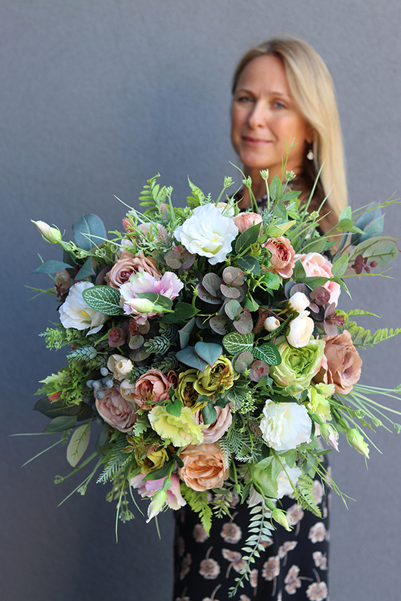 Figaro Felice, welurowy flowerbox z kwiatami, wys.57cm 