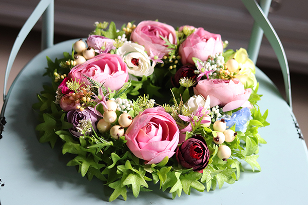 dekoracyjny wianek kwiatowy z pełnikami, Nessa, śr. 28cm