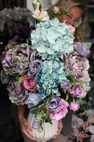 Pudrova kompozycja kwiatowa w wazonie Latina White, wys.80cm