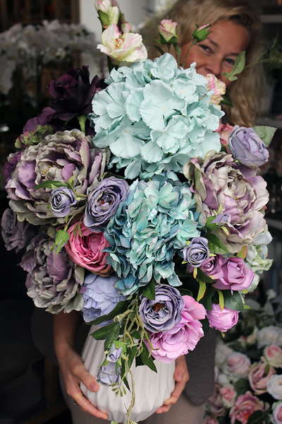 Pudrova kompozycja kwiatowa w wazonie Latina White, wys.80cm