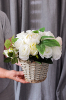 bogaty kosz z białymi różami Romance wys.26cm