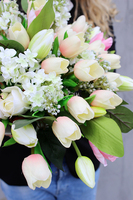 Tulipany & Bzy Exclusive kompozycja kwiatowa / bukiet wys.24cm,dł.kompozycji 50cm