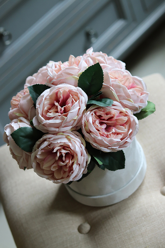 Piwonie, welurowy flowerbox z sztucznymi różowymi kwiatami, wys.22cm