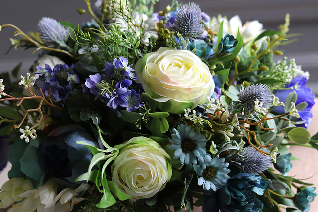 Bluena, wiosenna kompozycja kwiatowa w białej misce, wys.26cm