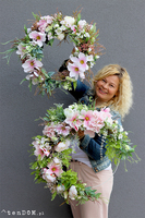 atrakcyjny wianek kwiatowy z magnolią, Barcelitta Big, śr.60cm 