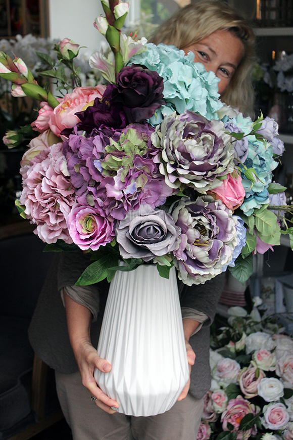 Pudrova kompozycja kwiatowa w wazonie Latina White, wys.80cm