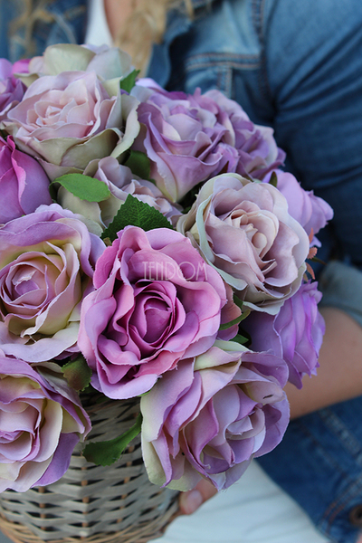 bogaty kosz z brudnofioletowymi różami Romance 2, wym. 30x30x30cm