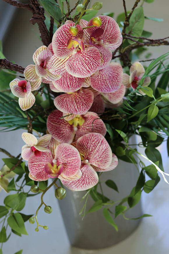 Lucille Granada, kompozycja ze storczykiem w srebrnym wazonie, wys.97cm