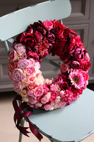 intensywnie różowy wianek na drzwi, Tessi, śr.40cm