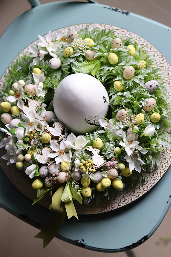 Easteria Kokoszka 2, wielkanocny stroik na talerzu z jajem, śr.33cm