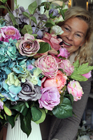 Pudrova kompozycja kwiatowa w wazonie Latina White, wys.80cm