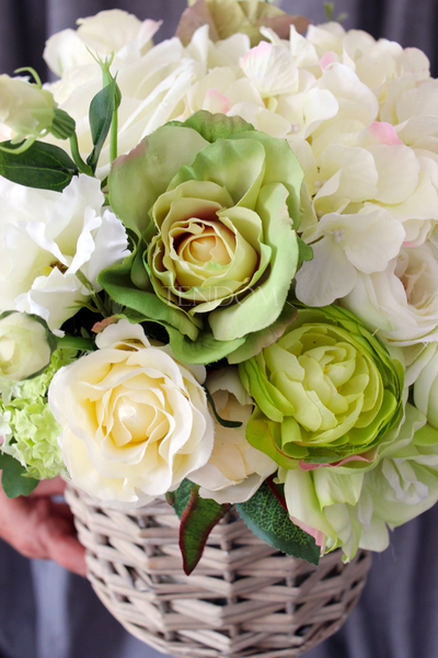 bogaty kosz z kremowymi i zielonymi różami Romance wys.36cm