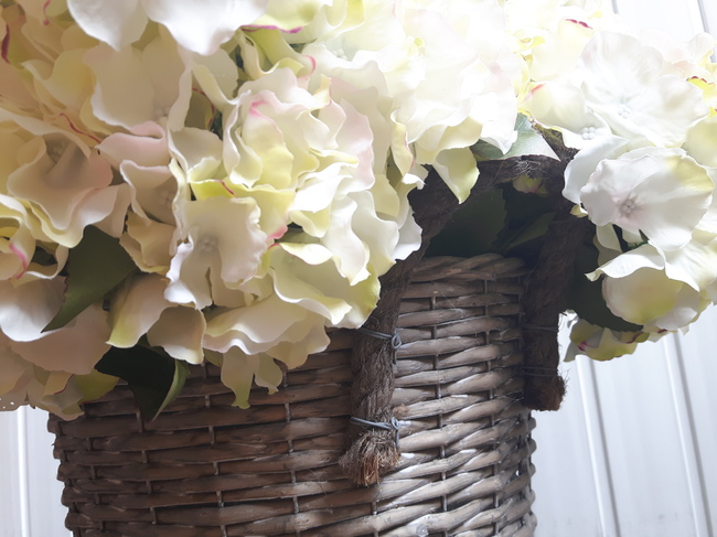 bogaty kosz ze szlachetnymi hortensjami White Ocean 65x60cm 