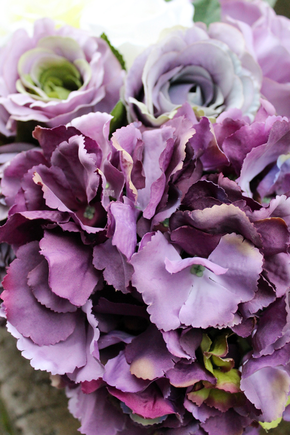 kompozycja Violet w kremowej donicy łódce 50x30, wys.30cm