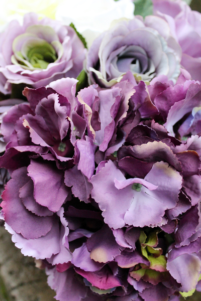 kompozycja Violet w kremowej donicy łódce 50x30, wys.30cm