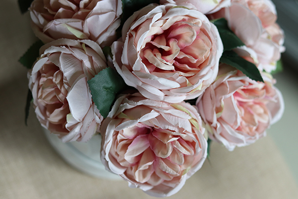 Piwonie, welurowy flowerbox z sztucznymi różowymi kwiatami, wys.22cm