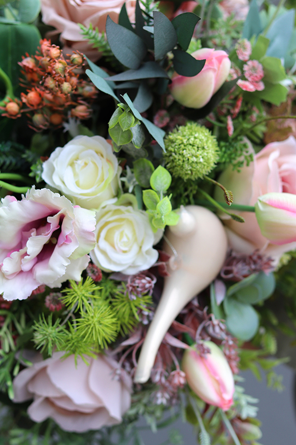 Figaro Silver, efektowna kompozycja kwiatowa w lustrzanym wazonie, wys.54cm