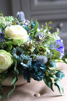 Bluena, wiosenna kompozycja kwiatowa w białej misce, wys.26cm