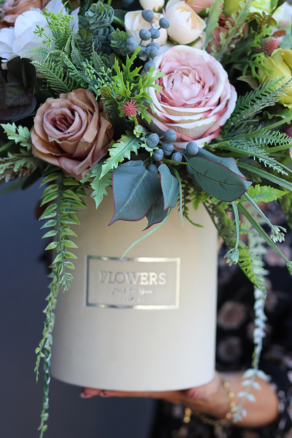 Figaro Felice, welurowy flowerbox z kwiatami, wys.57cm 