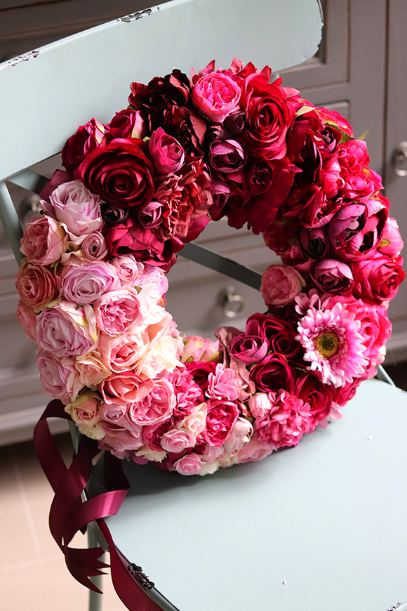 intensywnie różowy wianek na drzwi, Tessi, śr.40cm