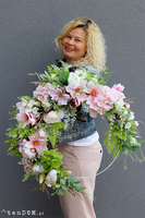 atrakcyjny wianek kwiatowy z magnolią, Barcelitta Big, śr.60cm 