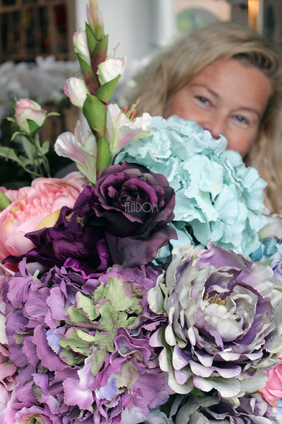 Pudrova kompozycja kwiatowa w wazonie Latina White, wys.80cm