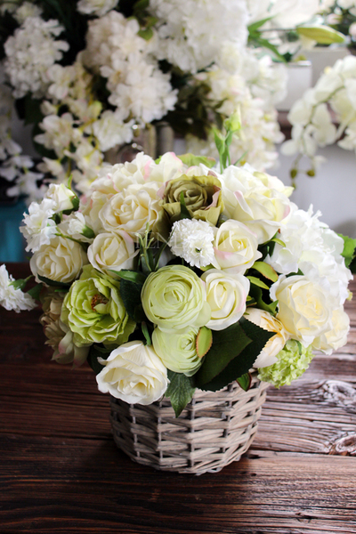 bogaty kosz z kremowymi i zielonymi różami Romance wys.36cm