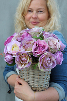 bogaty kosz z brudnofioletowymi różami Romance 2, wym. 30x30x30cm