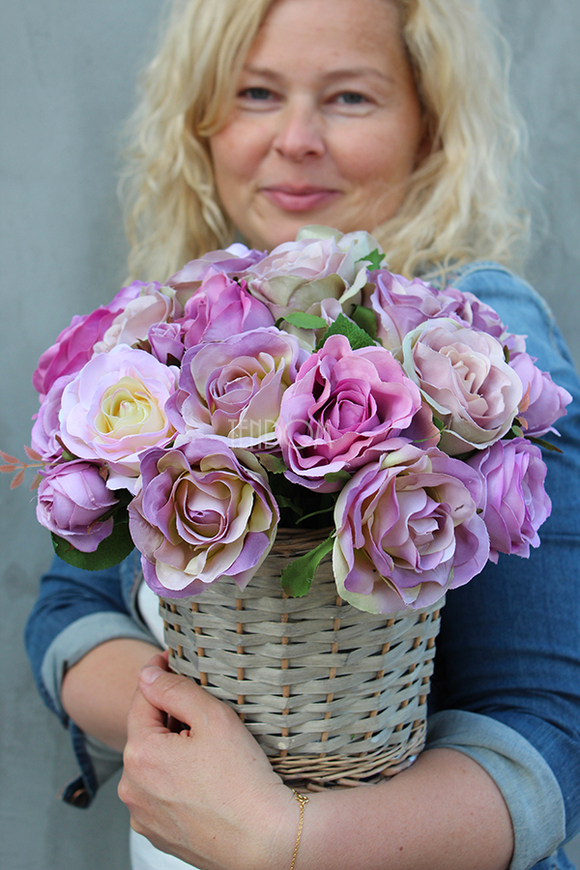 bogaty kosz z brudnofioletowymi różami Romance 2, wym. 30x30x30cm