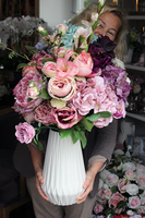 Pudrova kompozycja kwiatowa w wazonie Latina White, wys.80cm