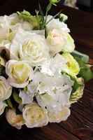 bogaty kosz z kremowymi i zielonymi różami Romance wys.36cm